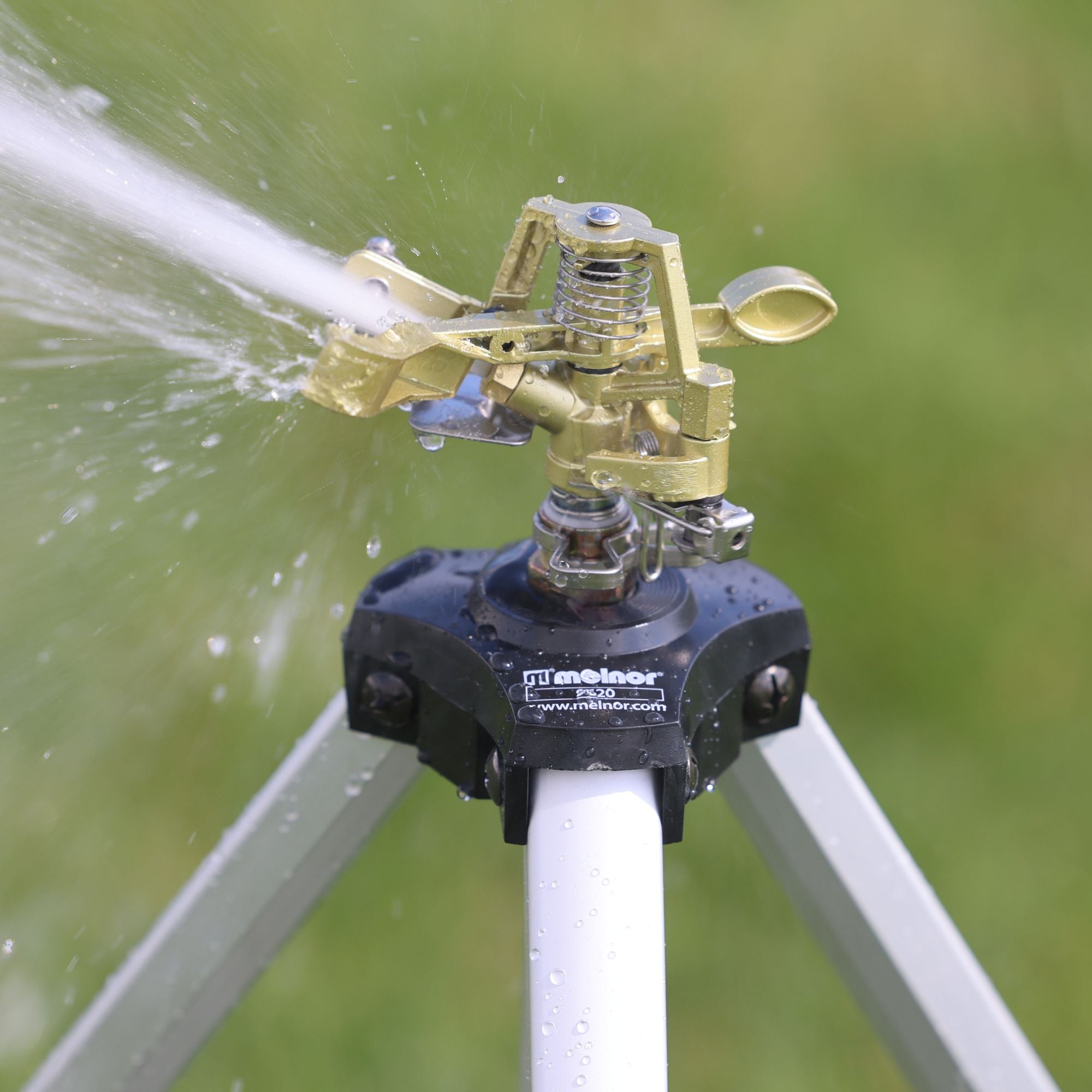 Metal Pulsating Sprinkler with Tripod – Melnor