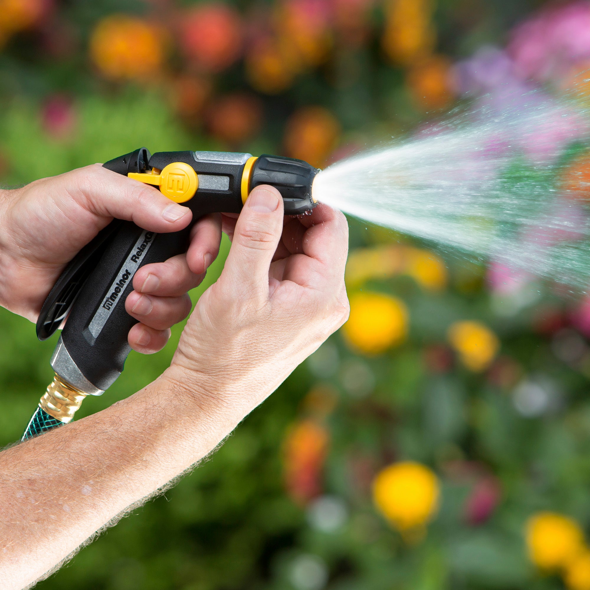 Hand adjusting the spray pattern of the R200 Melnor RelaxGrip Adjustable Nozzle